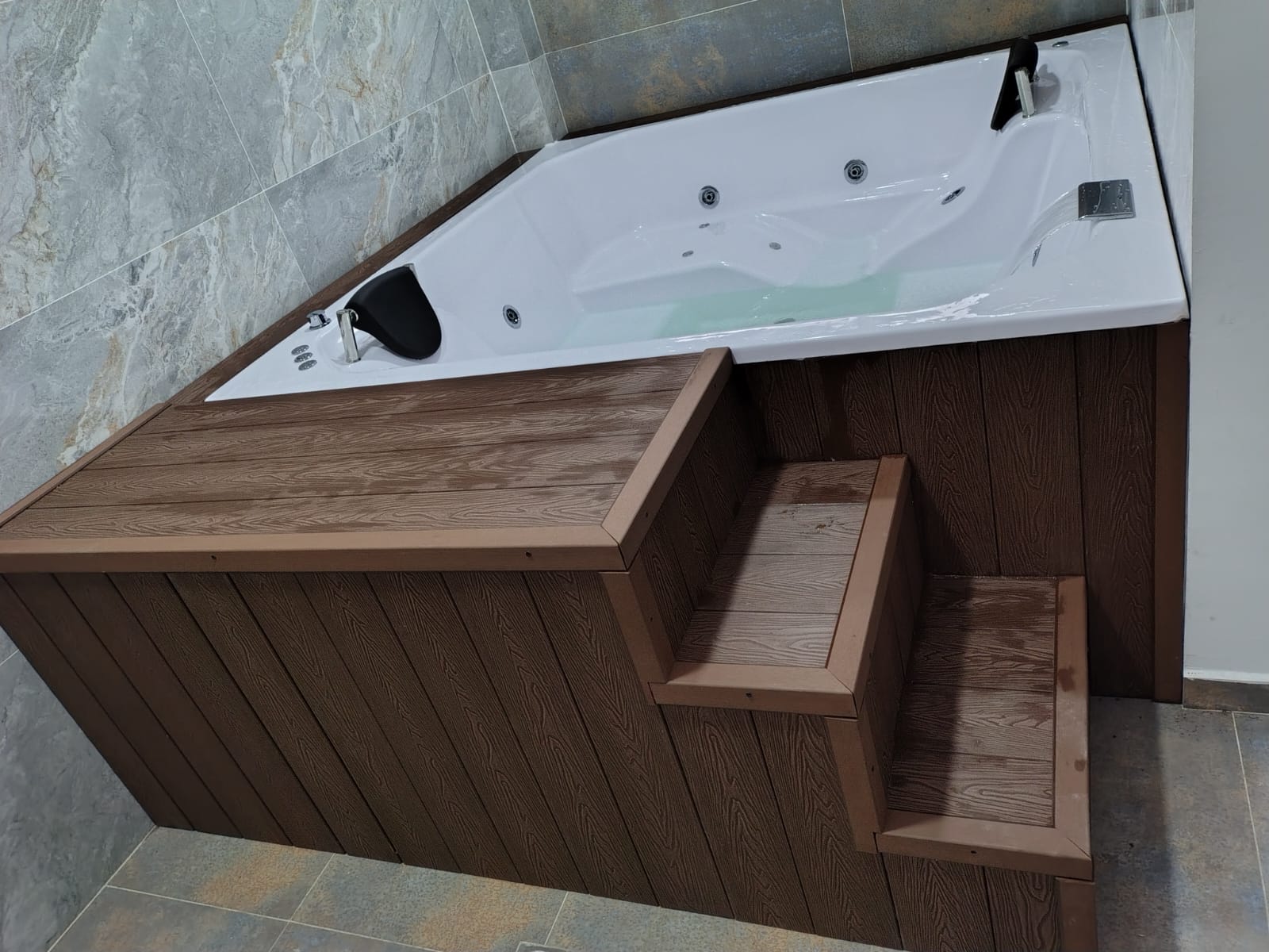 Jacuzzi 210x210